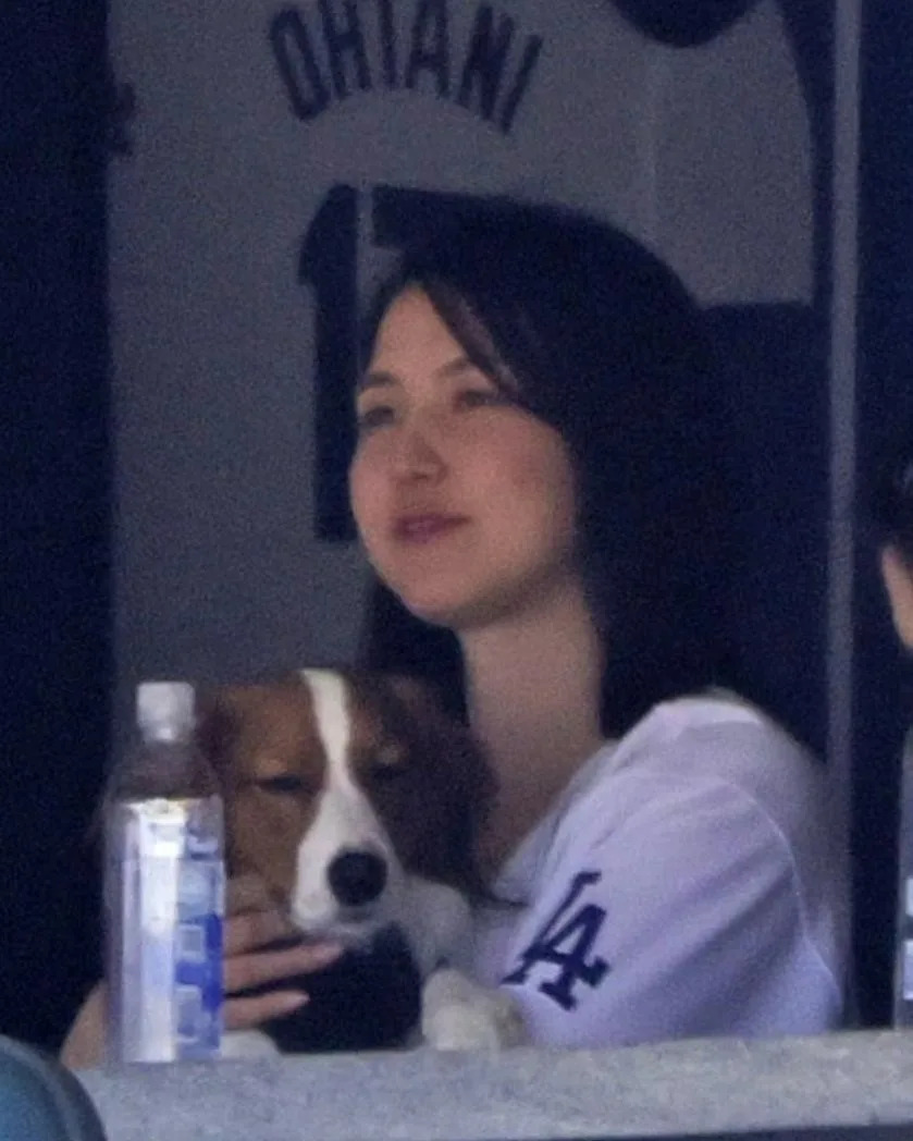 大谷翔平新婚妻子田中真美子被目擊在觀眾席，帶著愛犬「彈額頭」一起觀看比賽。圖片取自X＠、muranojapan