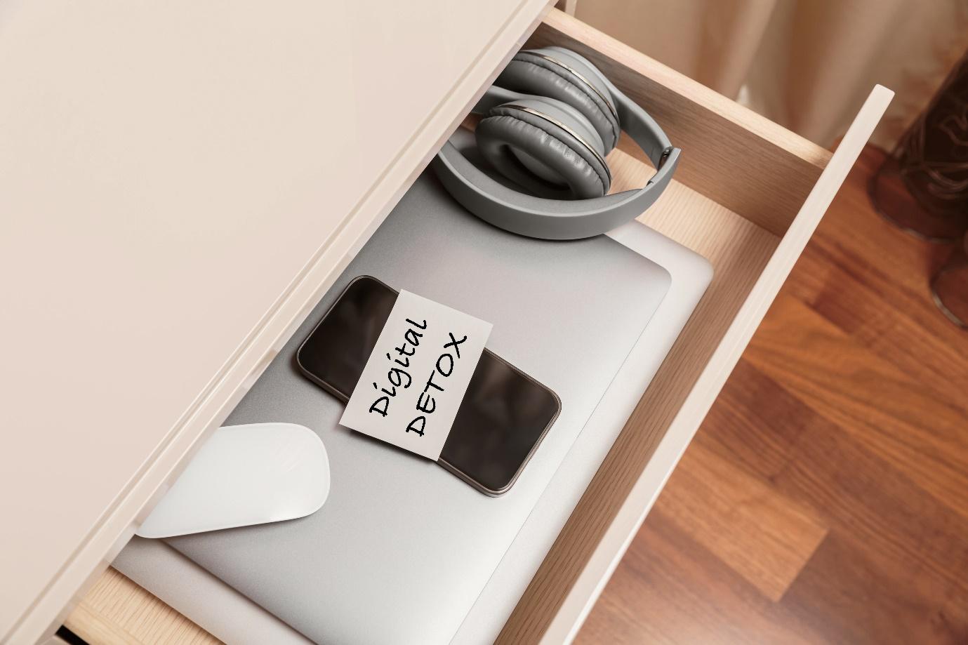 A computer and headphones in a drawer

Description automatically generated