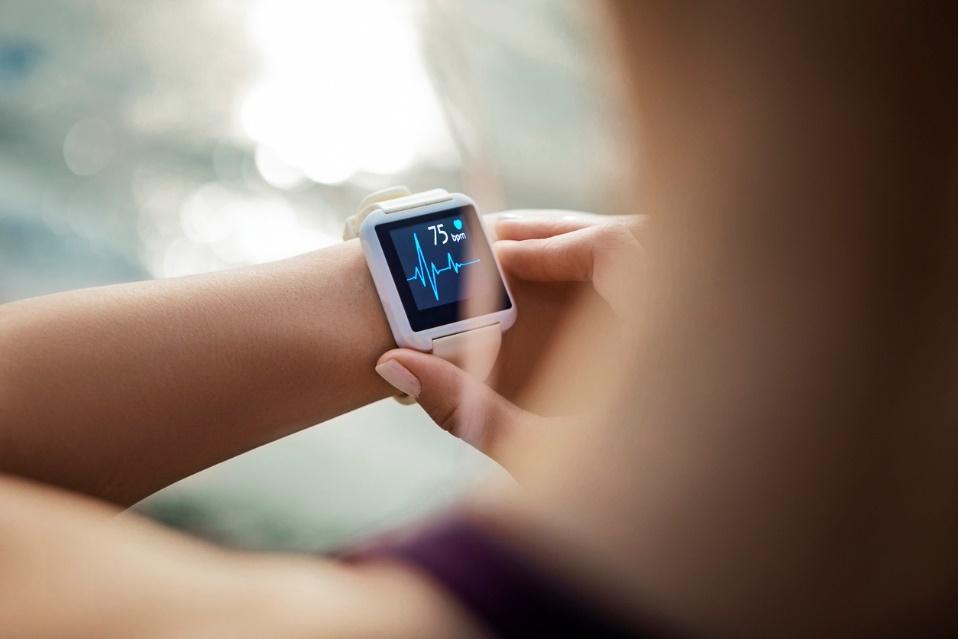 A person using a smart watch

Description automatically generated