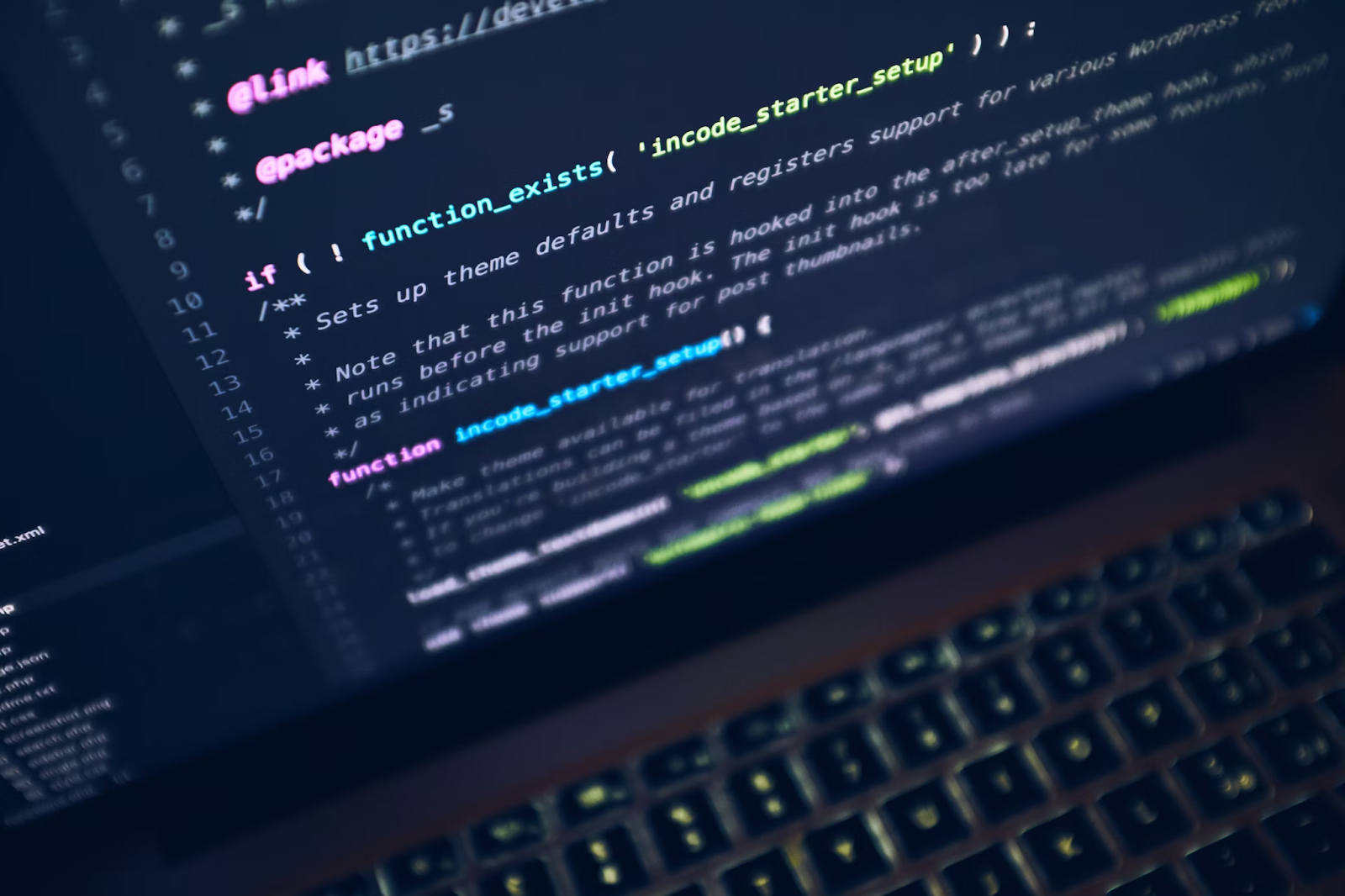 Tela de um laptop mostrando um código escrito em uma linguagem de programação. O código parece ser parte de um programa de computador, com várias linhas de texto exibidas na tela.