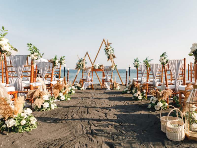 Lễ cưới theo phong cách phóng khoáng của hoa và biển