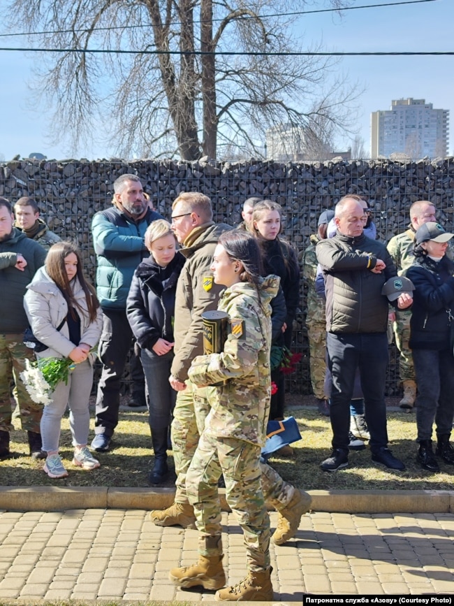 Захоронення праху бійця та ідеолога «Азову» Миколи Крука. Урну несе його дружина Ольга. Березень 2023 року