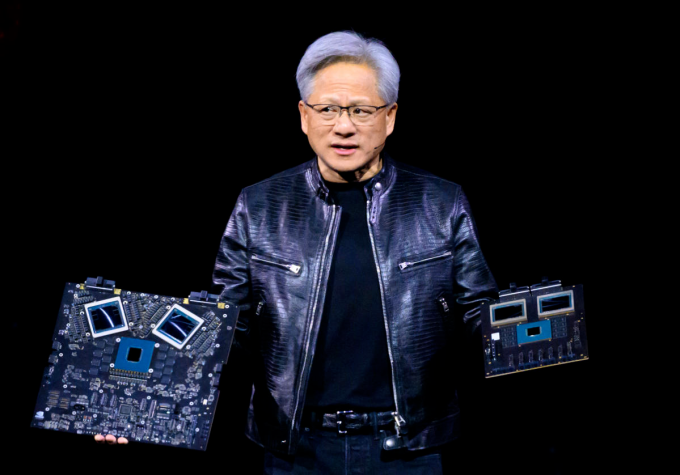CEO Nvidia Jensen Huang với các mẫu chip AI Blackwell tại sự kiện ngày 19/3. Ảnh: Nvidia