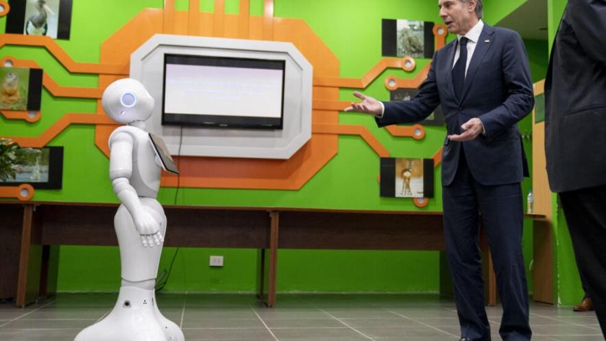 Ngoại trưởng Mỹ Antony Blinken "nói chuyện" với một robot khi thăm Đại học Khoa học và Công nghệ Hà Nội, tại Hà Nội, Việt Nam, ngày 15/04/2023.
