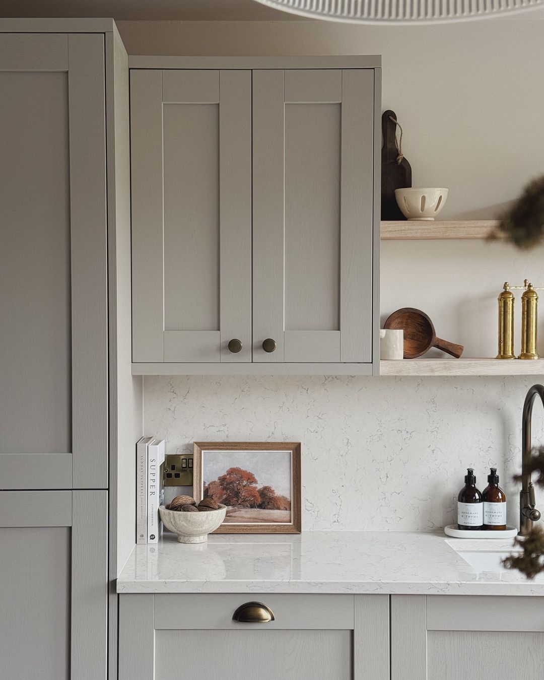 25 Beautiful And Classic Backsplash With Grey Cabinets Designs