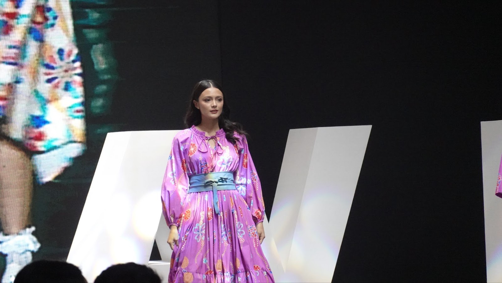 Calla x Wardah Kyoto Long Dress saat diperagakan Amanda Rawles di JMFW 2023. (Foto: Froyonion/Grace Angel)