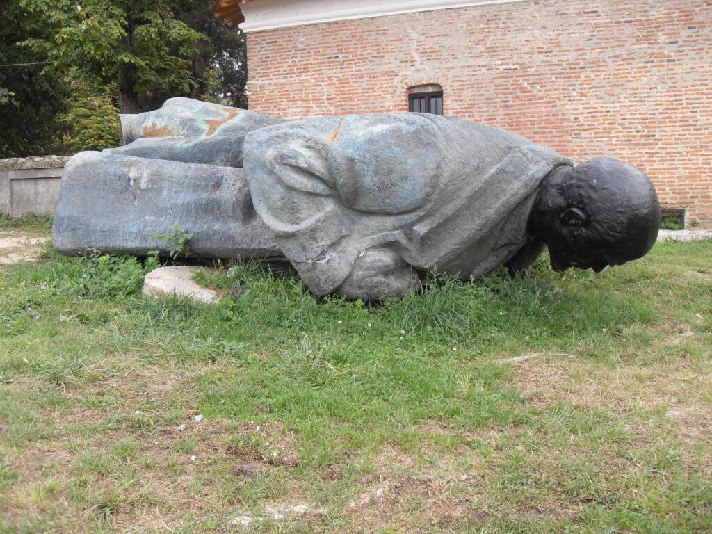 https://diendantheky.net/wp-content/uploads/2024/04/Fallen_statue_of_Lenin-1-1024x768.jpeg