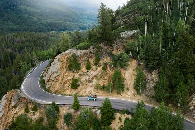 Free photo beautiful mountain road landscape