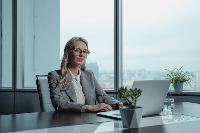 Image with woman working in the office