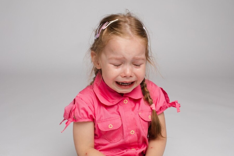 Trẻ lên ba thường quấy khóc do không thể giao tiếp 