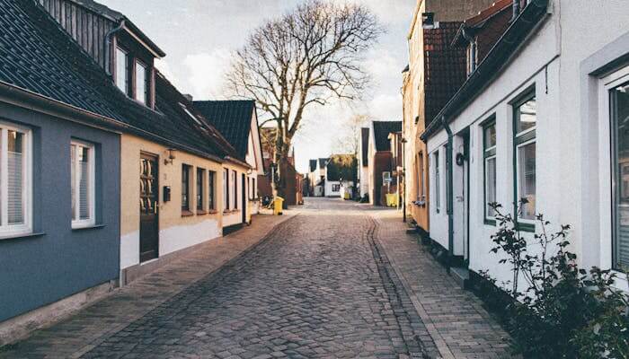 Image montrant plusieurs maisons à Montereau, long d’une ruelle. Les façades des maisons sont bien entretenues, illustrant un environnement résidentiel attrayant pour les investisseurs potentiels. 