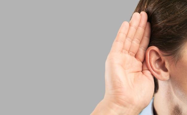 Cosa provoca il crepitio nell’orecchio?