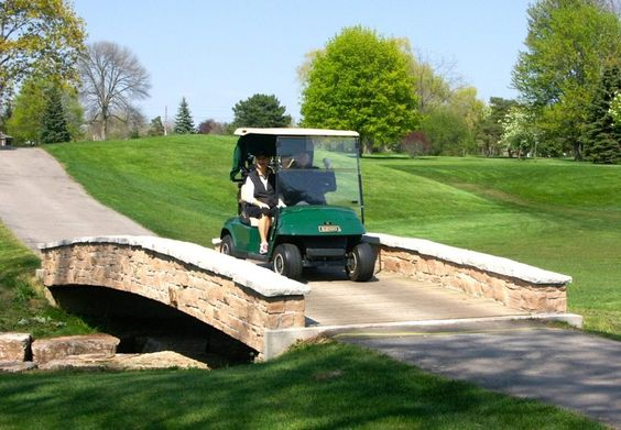Stone bridges add elegant touches to the golf course, enhancing both its aesthetics and functionality.