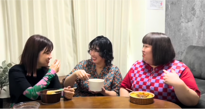 YouTube「3時のヒロイン公式チャンネル」の動画より、3人で食事する光景