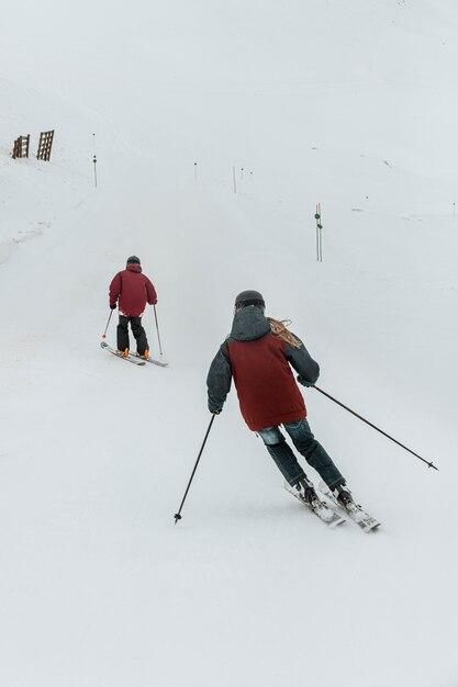 Free photo full shot people skiing