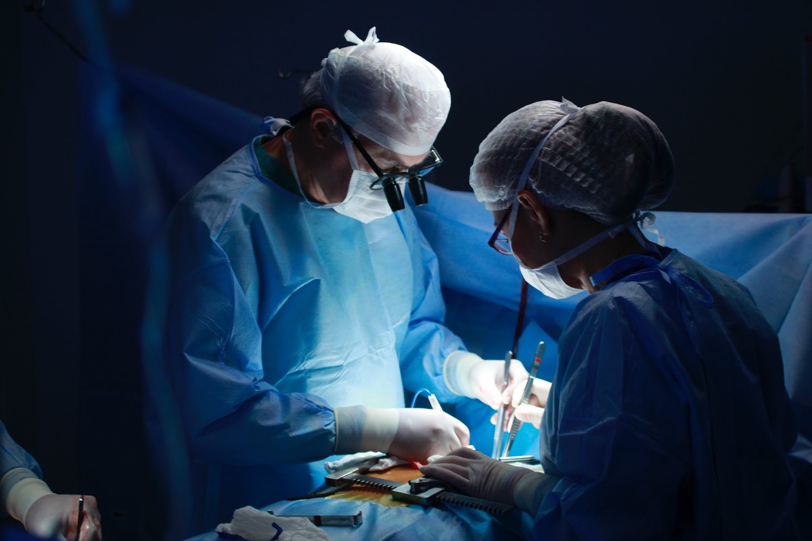 dos doctores realizan una intervención quirúrgica ante el miedo de cometer una negligencia médica