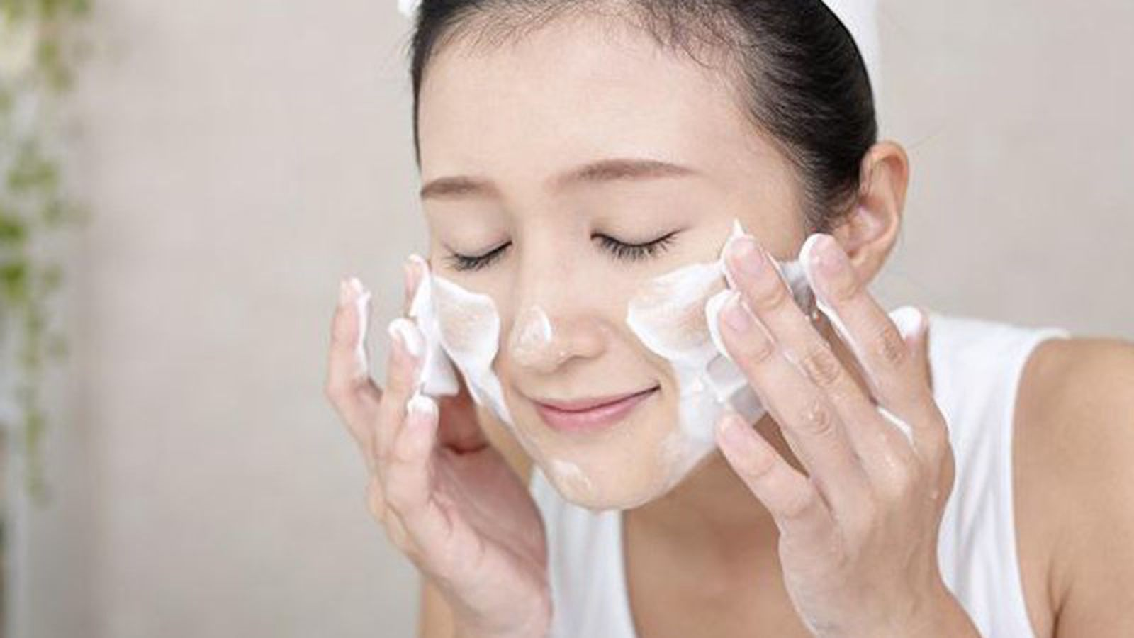 Làm sạch da bằng sữa rửa mặt mỗi sáng hàng ngày