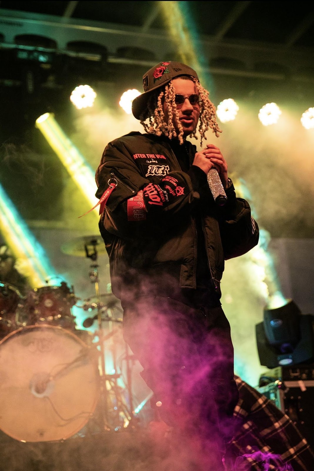 A person with dreadlocks on stage

Description automatically generated