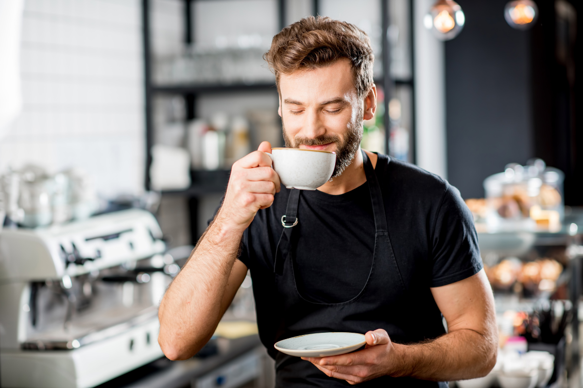 café solúvel: homem tomando café