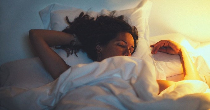 Ánh sáng trong phòng ngủ làm giảm mức độ sản xuất hormone melatonin, khiến bạn khó vào giấc ngủ và ngủ không ngon. Chất lượng giấc ngủ kém ảnh hưởng lớn đến quá trình trao đổi chất, là nguyên nhân khiến bạn khó giảm cân.