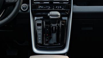 Cần số Toyota Innova 2024 được đặt gọn gàng cùng với bệ điều khiển trung tâm