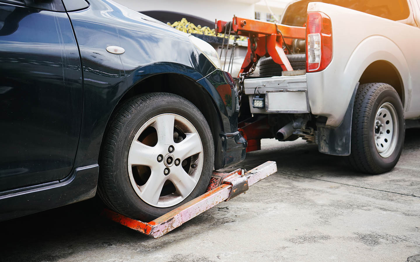 Rear car wheels stay on the ground when towing car using a tow dolly 