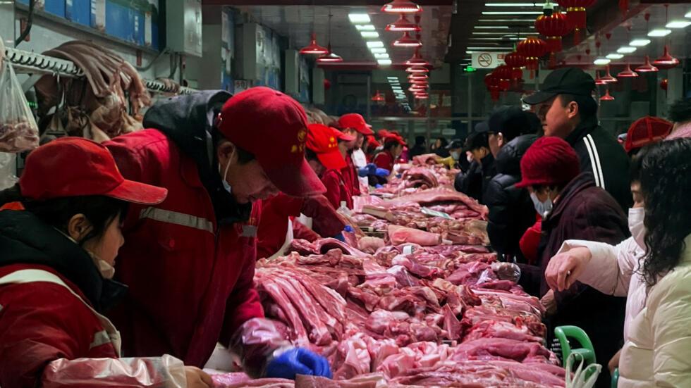 Des vendeurs de porc servent des clients au march de gros de Xinfadi  Pkin en Chine, le 2 fvrier 2024. (Image d'illustration)