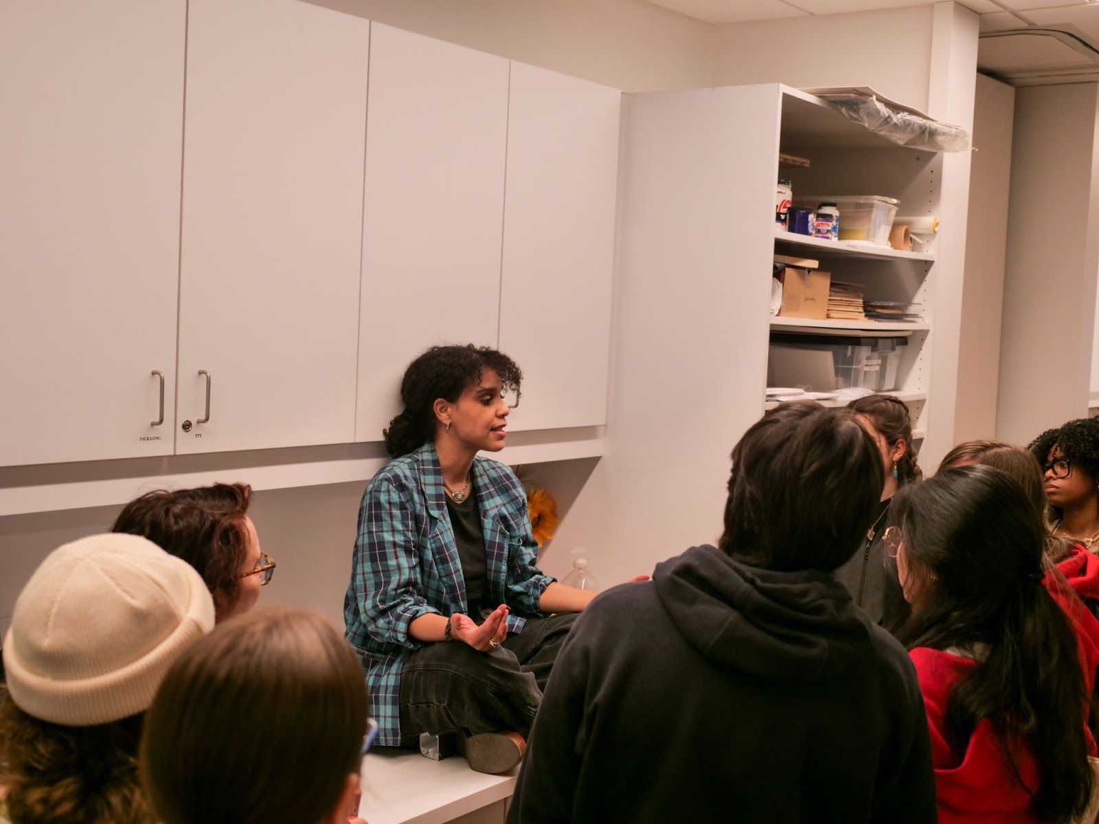 Chloé Savoie-Bernard présente l'atelier d'écriture ekphrastique aux élèves francophones.  