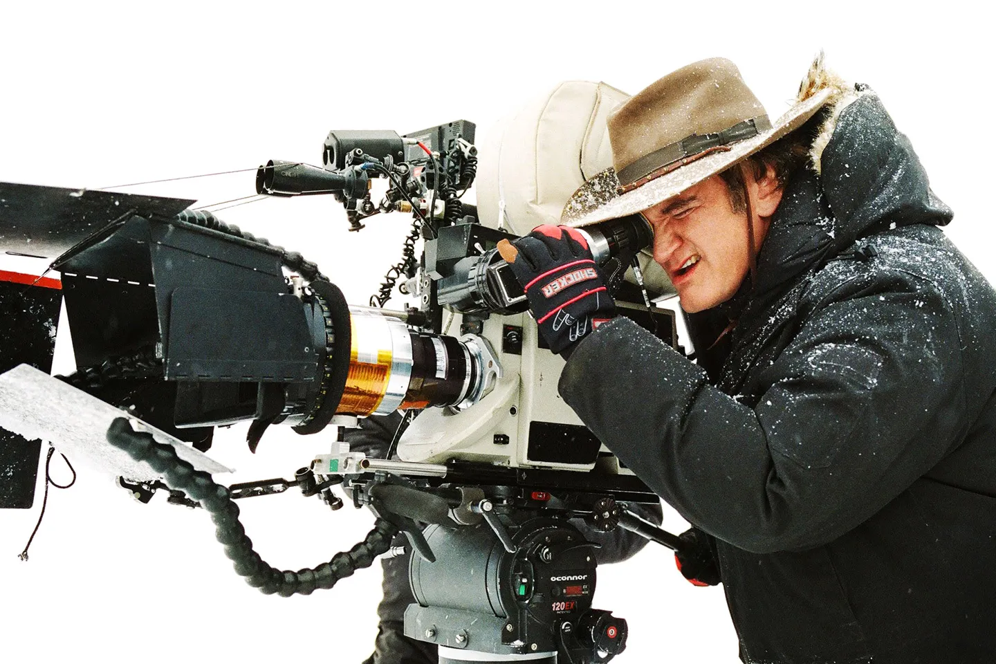 Quentin Tarantino detrás de la cámara en medio de la nieve.
