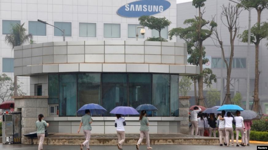 Các nhân viên đi làm tại nhà máy của Samsung ở tỉnh Thái Nguyên, Việt Nam (ảnh tư liệu năm 2016, Reuters)