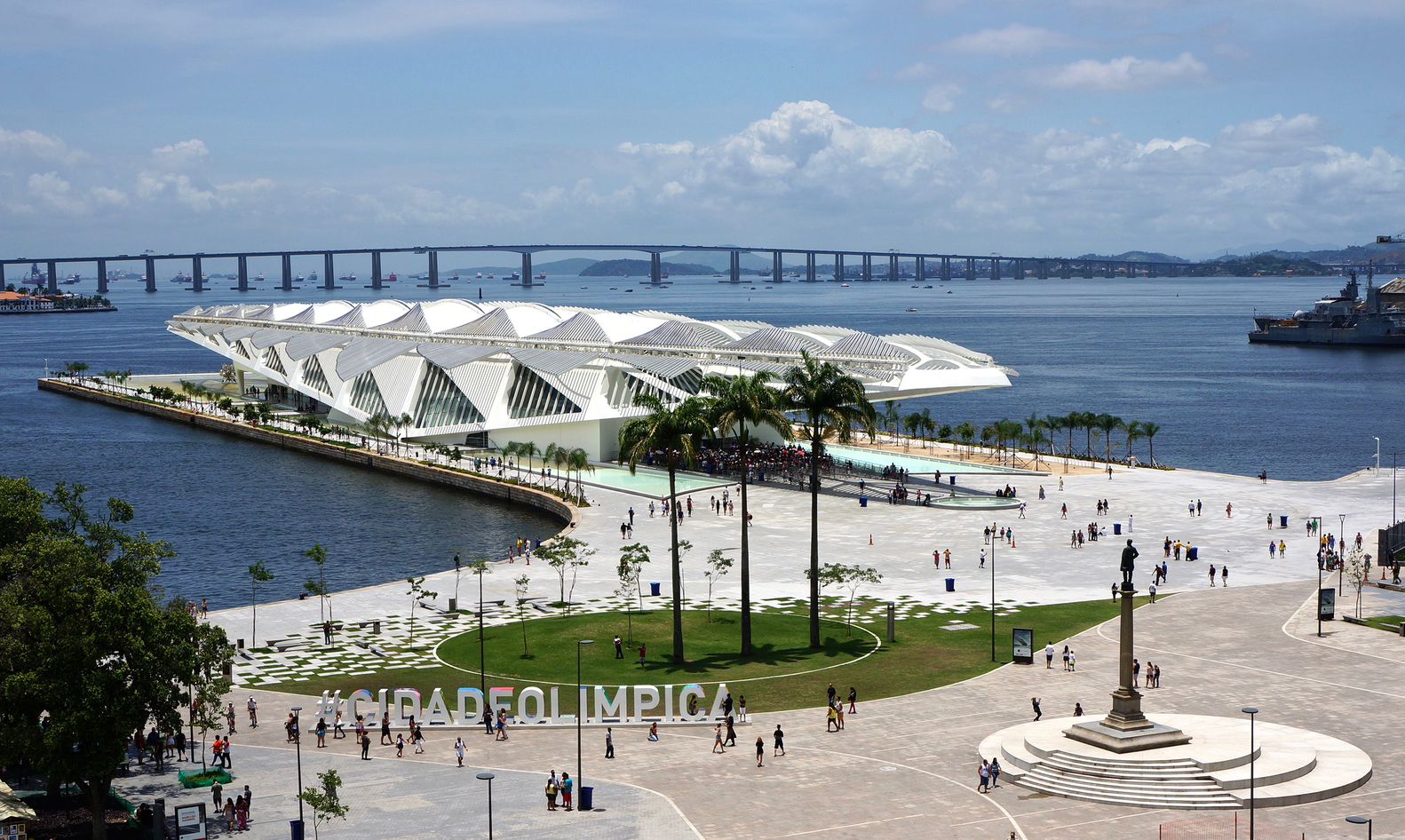 Pedestrian areas of Luiz Paulo waterfront project