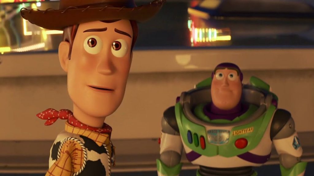 Woody y Buzz despidiéndose al final de Toy Story 4. Ambos mirando la feria y hablando por última vez