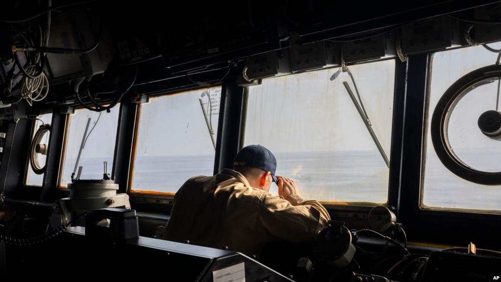 Một thành viên phi hành đoàn quan sát từ Tàu khu trục USS Gravely của Mỹ ở phía nam Biển Đỏ, hôm 13/2.