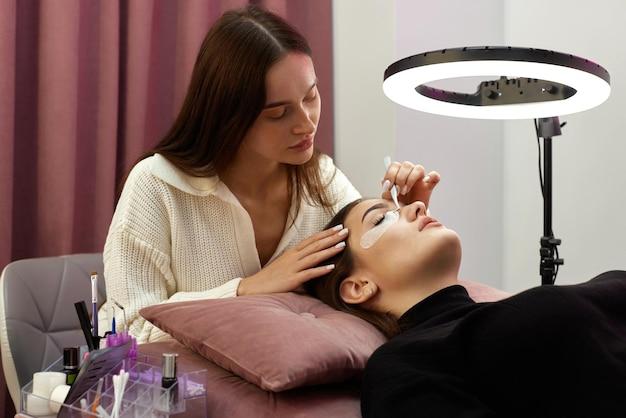 Alte echipamente și utilități de care ai nevoie cand deschizi un salon de micropigmentare sprâncene