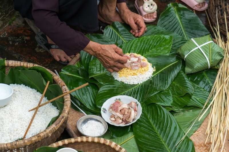 cách gói bánh tét nhân hạt điều