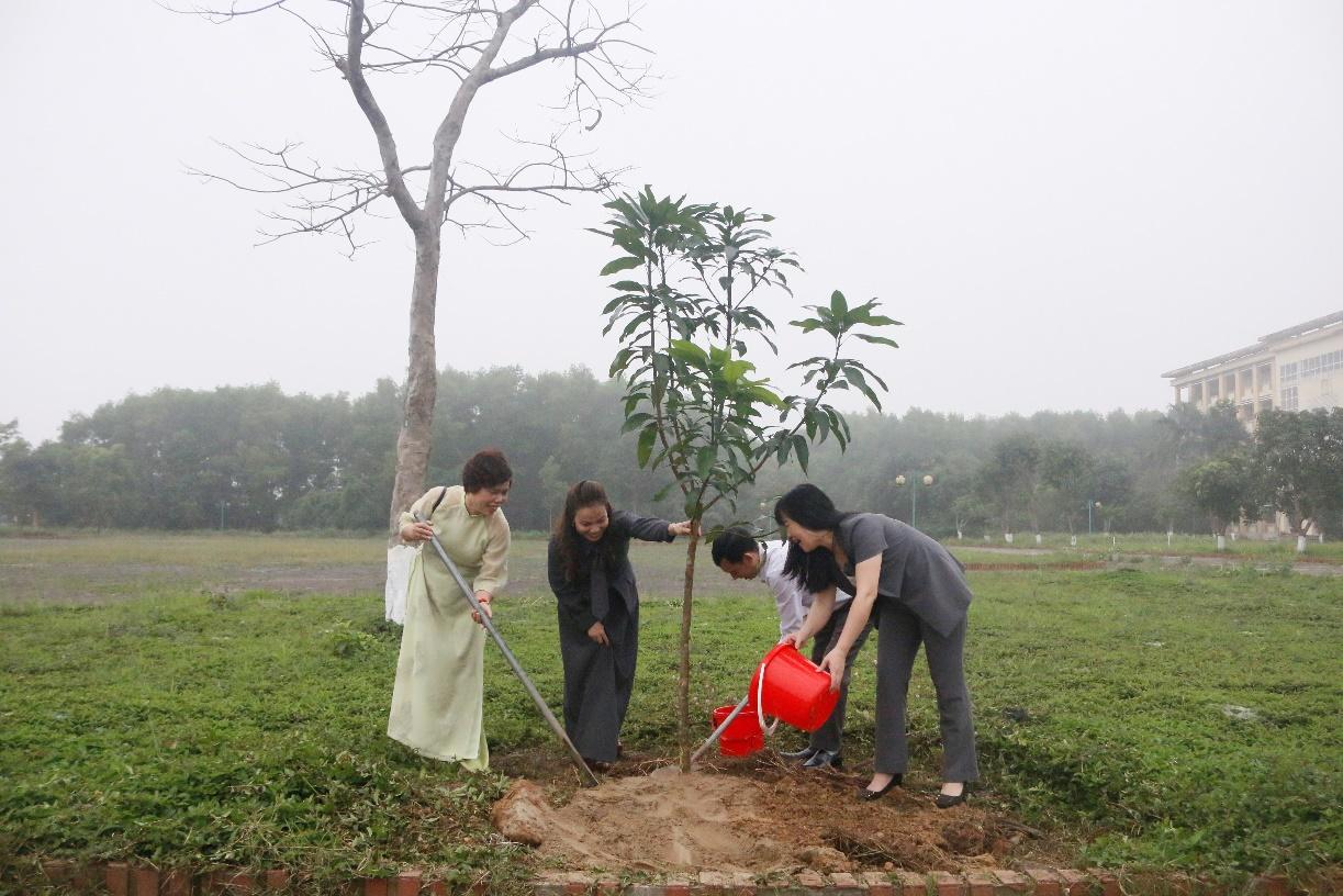 Trường Đại học Hà Tĩnh tổ chức trồng cây đầu năm mới