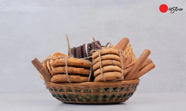 Roti ka itihas - रोटी के बारे में संपूर्ण ऐतिहासिक जानकारी  Roti ka itihas - आज रोटी Roti हमारे खाने का एक महत्व पूर्ण हिस्सा है। जिसे प्रतिदिन खाया जाता है। पर क्या आपको पता है ? आज से सैकड़ों साल पहले आदिमानव रोटी Roti के बारे में जानते ही नहीं थे। क्योंकि तब मनुष्य आखेट पर ही निर्भर करता था। और खेती का आविष्कार नहीं हुआ था। तो रोटी कब जन्मी और कौन से देश में रोटी के प्रमाण सबसे पहले पाए गए। oddstree रोटी Roti की पूरी कहानी इस आर्टिकल में बताने वाली है। रोटी सर्वप्रथम कहाँ बनी Roti ka itihas  Roti रोटी Bread का सबसे प्राचीन प्रमाण मिस्र में प्राप्त होता है। मिस्र में एक महिला को 3500 वर्ष पुरानी एक टोकरी मिली। जिसमे रोटी Bread के प्रमाण मिले। सर्वप्रथम रोटी के प्रकार क्या थे अब जब इतनी पुराणी रोटी Bread की बात चली है तो ये भी कौतुहल का विषय है की उस समाये में रोटी कैसी दिखती होगी। तो उस टोकरी में रक्खी हुई रोटियां गेहूं के आंटे की थी। जो गोल रोटी, चौकोर रोटी, गेंद जैसी रोटी, शायद इन्हे बाटी या लिट्टी कहा जा सकता है। तथा पशु पक्षियों के आकार की रोटी भी पायी गयी। मिस्र में मिली रोटी की टोकरी कहाँ है ?  यदि आप मिस्र में प्राप्त हुई रोटी की टोकरी को देखना चाहते है तो ये रोटी की टोकरी नूयार्क के एक अजायबघर Museum में ज्यों की त्यों रक्खी हुई है। मिस्र की कई समाधियों से रोटी की पुरानी टोकरियां प्राप्त हुई हैं। रोटी की कहानी (Roti ki kahani) यदि मिस्र के प्राचीन इतिहास की माने तो पता चलता ही की उस समय रोटी को मुद्रा के स्थान पर उपयोग किया जाता था। जिसे रोटी कह सकते हैं। हमारे यहाँ रोजी रोटी कहावत का प्रयोग श्रम के लिए भी किया जाता है। उस दौर में राज्य के सभी अधिकारी, सैनिक, नौकर चाकर वेतन के रूप में रोटियां पाया करते थे। उस समय आज कल की भांति रोटी की रेसिपी नहीं होती थी। उस वक्त रोटी बनाने के लिए गेंहू को भिगो कर सील पर पीसते थे फिर उस गेंहू की अलग -अलग आकार में रोटियां बना ली जाती थी। आपको ये जानकार हैरानी होगी परन्तु एक सुप्रसिद्ध इतिहासकार हैरोडोटस का कहना है की मिस्र वासी रोटी बनाने के लिए आंटे को हाथों से नहीं बल्कि पैरों से गूंथते थे। भारत में गेहूं कब आया (bharat me gehu utpadan)  विद्वानों का ऐसा मानना है की भारत में गेंहू इसा से 9000 वर्ष पूर्व मेसोपोटामिया से आया था। जिसका उल्लेख यजुर्वेद में गोधूम मानस में है। मोहनजोदड़ो की खुदाई में मिले 500 वर्ष पूर्व गेंहू के देन भी इस बात का प्रमाण है की इस समय गेंहू का उपयोग तो होता था। अकबर के समय रचे हुए ग्रंथ "भाव प्रकाश" में 'रोटीका' के गुण दोषों की चर्चा हुई है। रोटी के गुण दोष "भाव प्रकाश" ग्रन्थ में सिर्फ गेंहू की ही नहीं वरन विभिन्न अनाजों से बानी रोटी के गुण दोष का विस्तार पूर्वक वर्णन मिलता है। गेंहू की रोटी- गुण पौस्टिक एवं वातनाशक होती है। जौ की रोटी - जौ की रोटी कफ स्वास तथा पाचन में हलकी और वातनाशक है। उरद की रोटी - उरद के चूरे से बानी रोटी जिसे 'बल्भद्रिका' कहते हैं यह बलवर्धक होती है। परन्तु वायुकारक भी है। धुले उरद की रोटी जिसे 'झजरिका' कहा जाता है यह कफ पित्त का नाश करने वाली होती है। बेसन की रोटी - बेसन की रोटी रूखी और भारी होती है। कफ पित्त नाशक और नेत्रों के लिए अहितकारी मानी गयी है। इसके आलावा पावरोटी, नान या तंदूरी रोटी, खमीरी रोटी आजकल प्रचलन है। तंदूरी रोटी का इतिहास  (tandoori roti) bread इस रोटी का रिवाज पंजाब में है। यह खमीर मिला कर बनती है। तथा खमीरी रोटी जैसी ही होती है। ये तंदूर में पकाई जाती है। यह काफी फूल जाती है। पान फ़ारसी भाषा का शब्द है। अतः ये मुगलों की देन है। रोटी बनाने वाले को नानबाई कहा जाता था। यदि भारतीय रोटी Indian Bread की बात करें तो ये कई प्रकार की होती है जिसमे फुल्का या चपाती ही सबसे ज्यादा बनती है। तथा बाटी/लिट्टी/भौरी मुकनी भी है। जिन्हे गरीबों की रोटी मन जाता था। ये गेंहू के अलावा भी विभिन्न अनाजों से बनती है। जैसे बाजरे की रोटी बेसन की रोटी चने की रोटी गेंहू की रोटी मक्के की रोटी जौ की रोटी उरद की रोटी सोया की रोटी पर हमारे देश में यानि भारत में रोटी बनना कब शुरू हुई यह कहना बहुत कठिन है क्योंकि सबसे प्राचीन वेद ऋघुवेद में गेंहू का कहीं वर्णन नहीं मिलता है। जौ सत्तू, भाड़, भड़भूजे और चलनी की व्याख्या है। इसे भी पढ़ें - संसार की सबसे प्राचीन भाषा चित्रलिपि के उपरान्त संस्कृत ही है। जिसमे रोटी और तवे के लिए कोई शब्द ही नहीं है जिससे पता चलता है क शायद आर्य लोग रोटी या गेंहू के बारे में नहीं जानते थे वरन जौ के सत्तू का उपयोग होता था। आज भी यज्ञ में जौ एवं चावल की प्रशस्त मने जाते है। तथा भोजन गृह को भक्तशाला कहा गया है क्योकि वह बैठकर भात खाया जाता था। परन्तु यूरोप में प्रारंभिक काल से ही रोटी को किसी न किसी रूप में उपयोग किया जाता था। यूरोपीय रोटी  (Bread in Europe) यूरोप में बनने वाली रोटियां हमारी रोटियों की तरह नहीं होती थी। यह बाज़ारू रोटियों या पावरोटी Bread होती थी। इसे सभी बना भी नहीं सकते थे। राज्य द्वारा रोटियां बनाने का अधिकार कुछ ही व्यक्तियों को दिया जाता था। सभी को उन्ही से रोटियां खरीदनी पड़ती थी। ये रोटियां खमीरी रोटियां हुआ करती थी। जिनगी डबल रोटी के रूप में जाना जाता है। इसे भी पढ़ें - रोटी के प्रकार Types of Chapati आज न जाने कितने तरीके की रोटी की रेसिपी आ चुकी है। जिनमे आप यदि तली भुनी रोटियों को भी शामिल करें तो यह पूरी, कचौड़ी भटूरा कुलचा पराठा आदि भी हो सकते है। परन्तु आज भी सबसे फेमस चपाती, फुल्का, के बाद रुमाली रोटी, खमीरी रोटी, तंदूरी रोटी विभिन्न प्रकार की मीठी रोटी आदि हैं। इटली की फेमस रोटी पिज़्ज़ा भी आज कल काफी पॉपुलर रोटी हो चुका है। अगर आज रोटियों की बात करें तो यह इतने तरीके से बनायीं जाने लगी है की एक आर्टिकल में सबके बारे में बात करना ही मुश्किल है। उम्मीद करती हूँ आप सभी को रोटी की यह कहानी Roti ka itihas पढ़कर मज़ा आया होगा। कृपया अपनी प्रतिक्रिया कमेंट बॉक्स में दें।