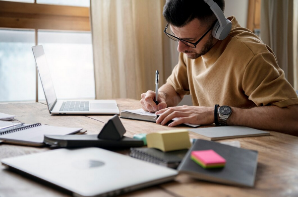 Une image contenant intérieur, personne, fournitures de bureau, habits

Description générée automatiquement