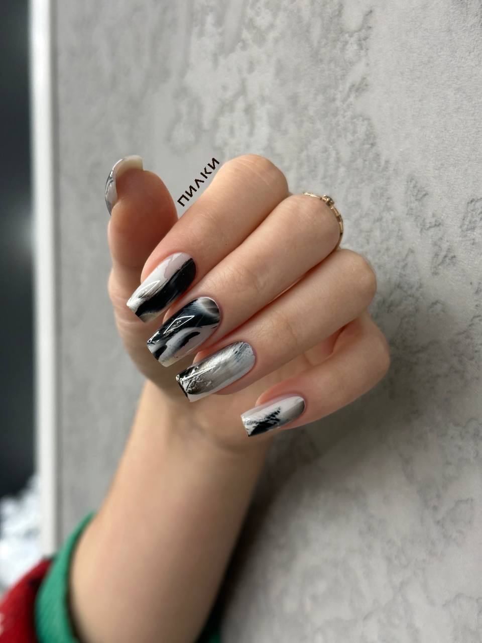 Черно-белый текстурный дизайн ногтей