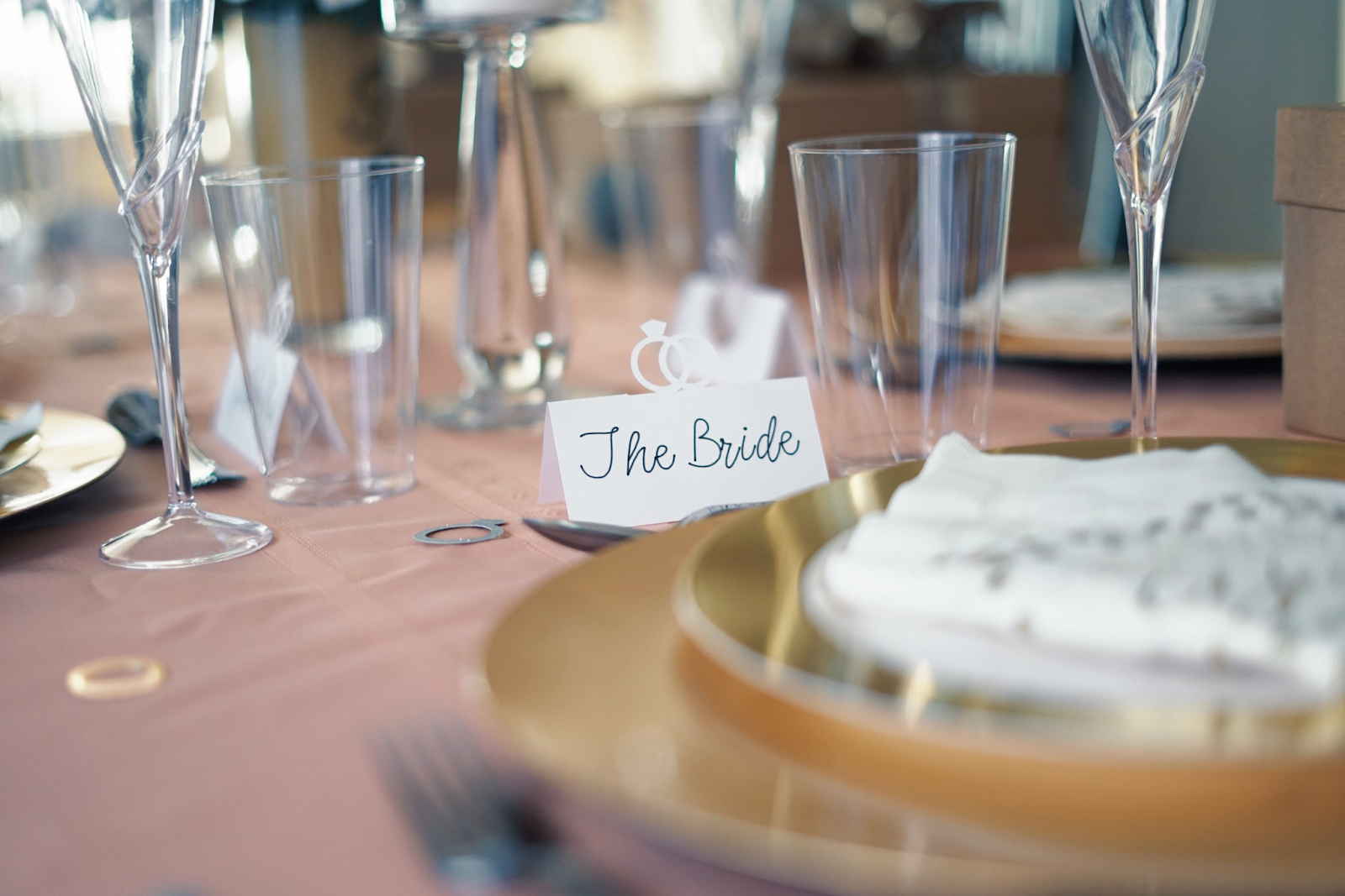 Chọn cách bố trí bàn tiệc phù hợp với phong cách tiệc cưới