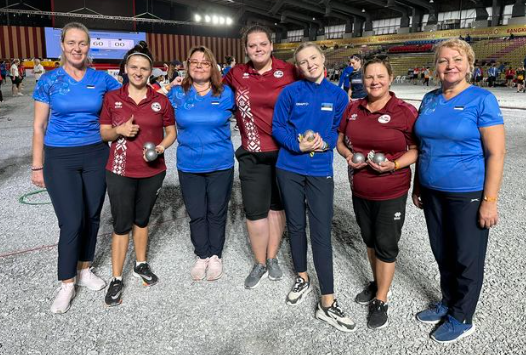 A group of women posing for a photo

Description automatically generated