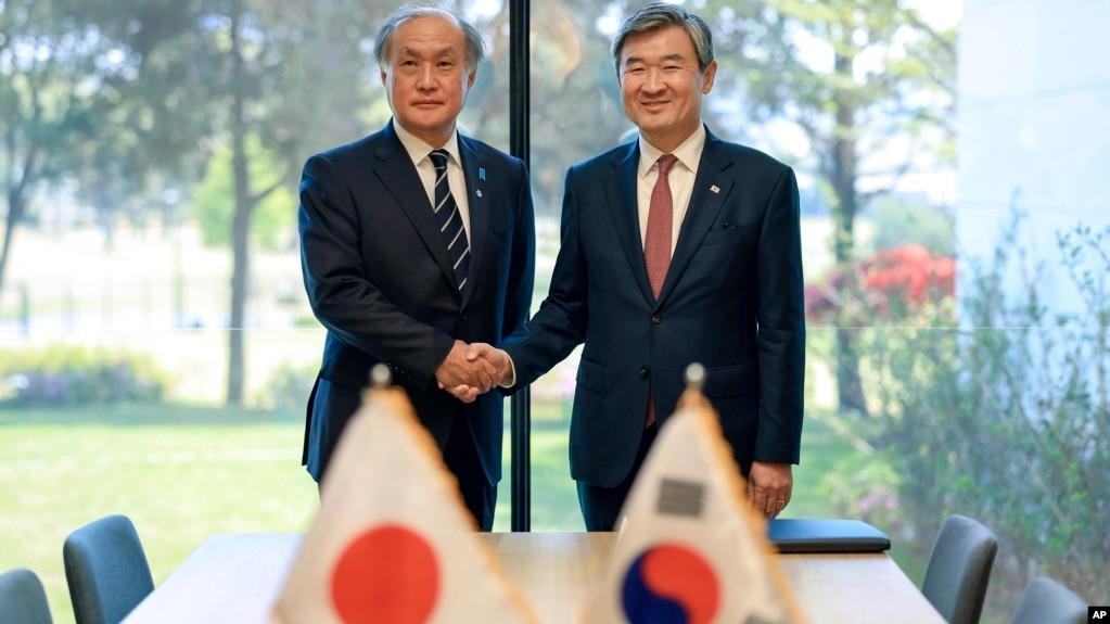Cố vấn an ninh quốc gia Nhật Bản Takeo Akiba (trái) gặp người đồng cấp Hàn Quốc ở Seoul hồi tháng 5/2023 (ảnh tư liệu).