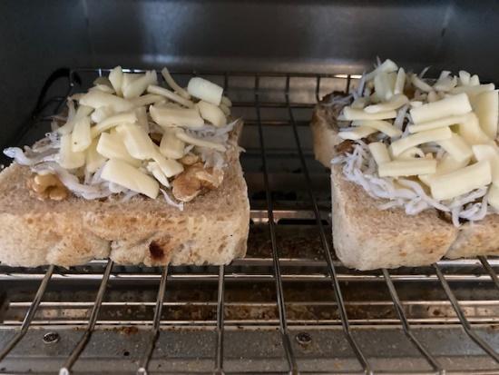 オーブンの中のパン

低い精度で自動的に生成された説明