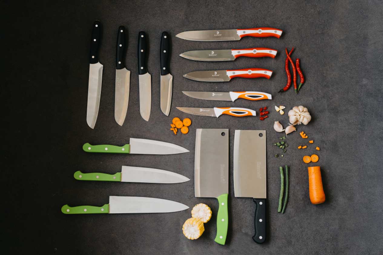 Sebuah kelompok pisau dan peralatan dapur lainnya.