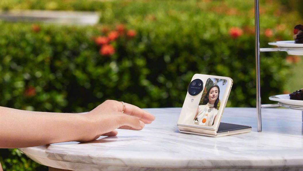 Capture perfectly steady selfies with Find N3 Flip’s FlexForm Mode