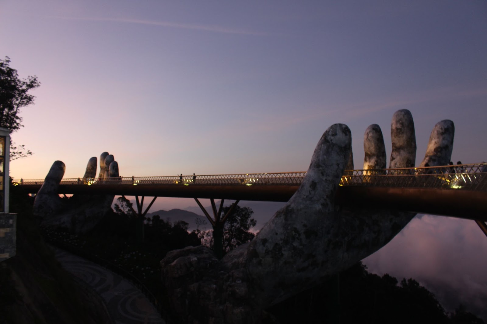 Suasana Malam Hari di Golden Hand Bridge Ba Na Hills Da Nang