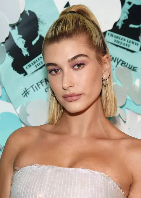 Picture showing Hailey Bieber rocking the half up half down hairstyle 