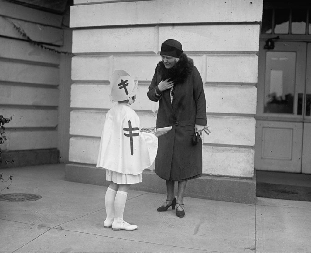 Bà Hoover mua tem ủng hộ cho cuộc chiến chống bệnh lao, ngày 17/12/1929. Thư viện Quốc hội. (Ảnh: Tài liệu công cộng)