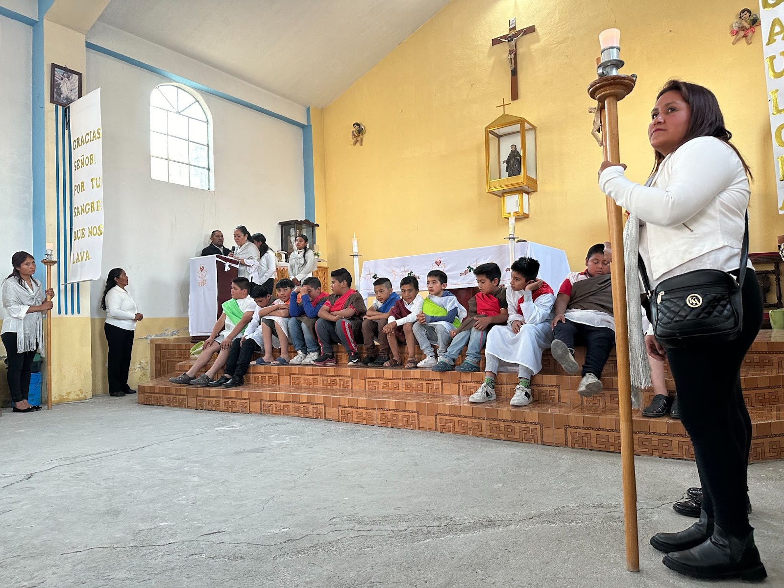 Los 12 niños listos para el Lavatorio de pies