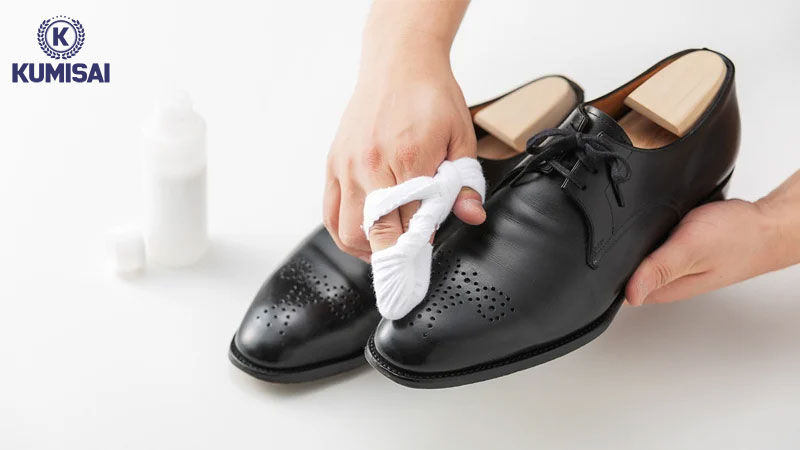 Làm khô giày sau mỗi lần vệ sinh